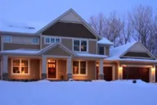 Maison avec garage en hiver